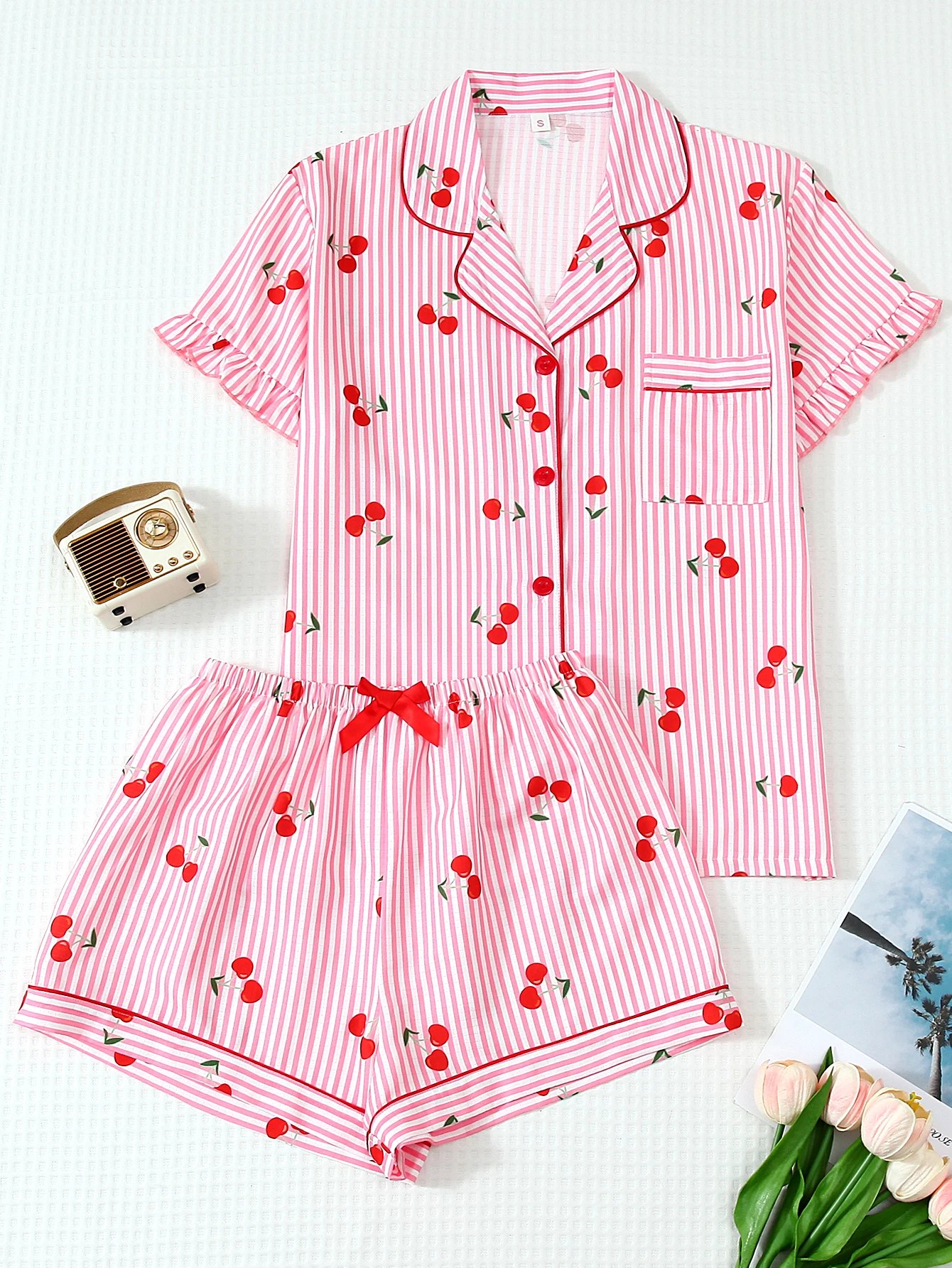 Conjunto cómodo de dos piezas con botones rojos, estampado de cerezas a rayas rosa y blanco, cuello vuelto, top abotonado de manga corta con bolsillos y pantalones cortos con lazo, conjunto de pijama para mujer de primavera/verano adecuado para uso domést