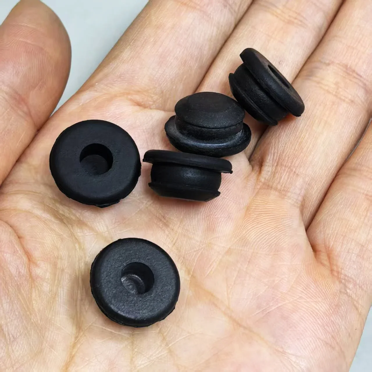 1/2 Stücke für KIA Borrego New Sorento Hyundai Santa Fe Grand SantaFe Hintere Handbremsen-Gummistopfen Bremsscheiben-Lochstopfen