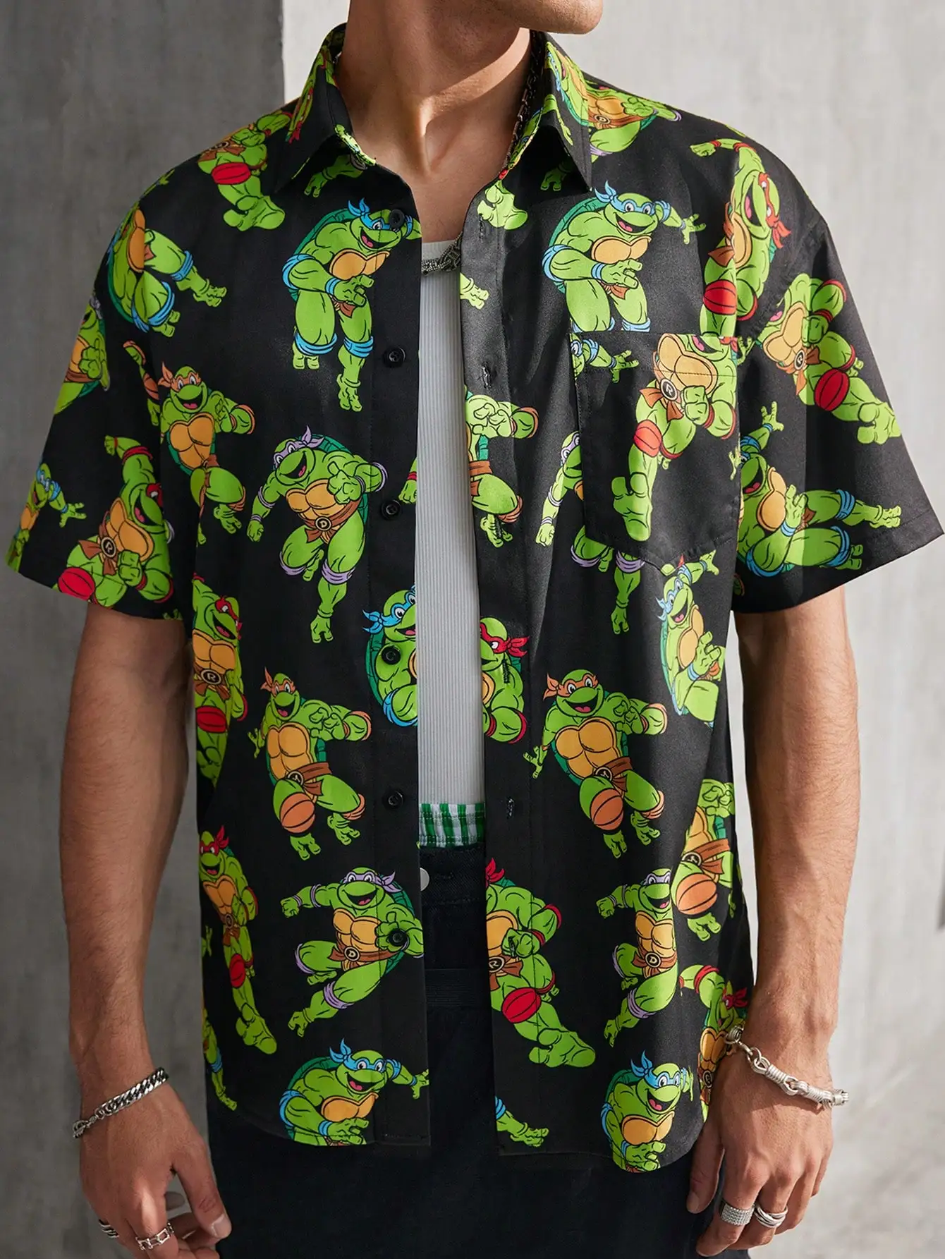 

Мужская свободная черная рубашка с коротким рукавом и красочным принтом в виде мультяшной черепахи