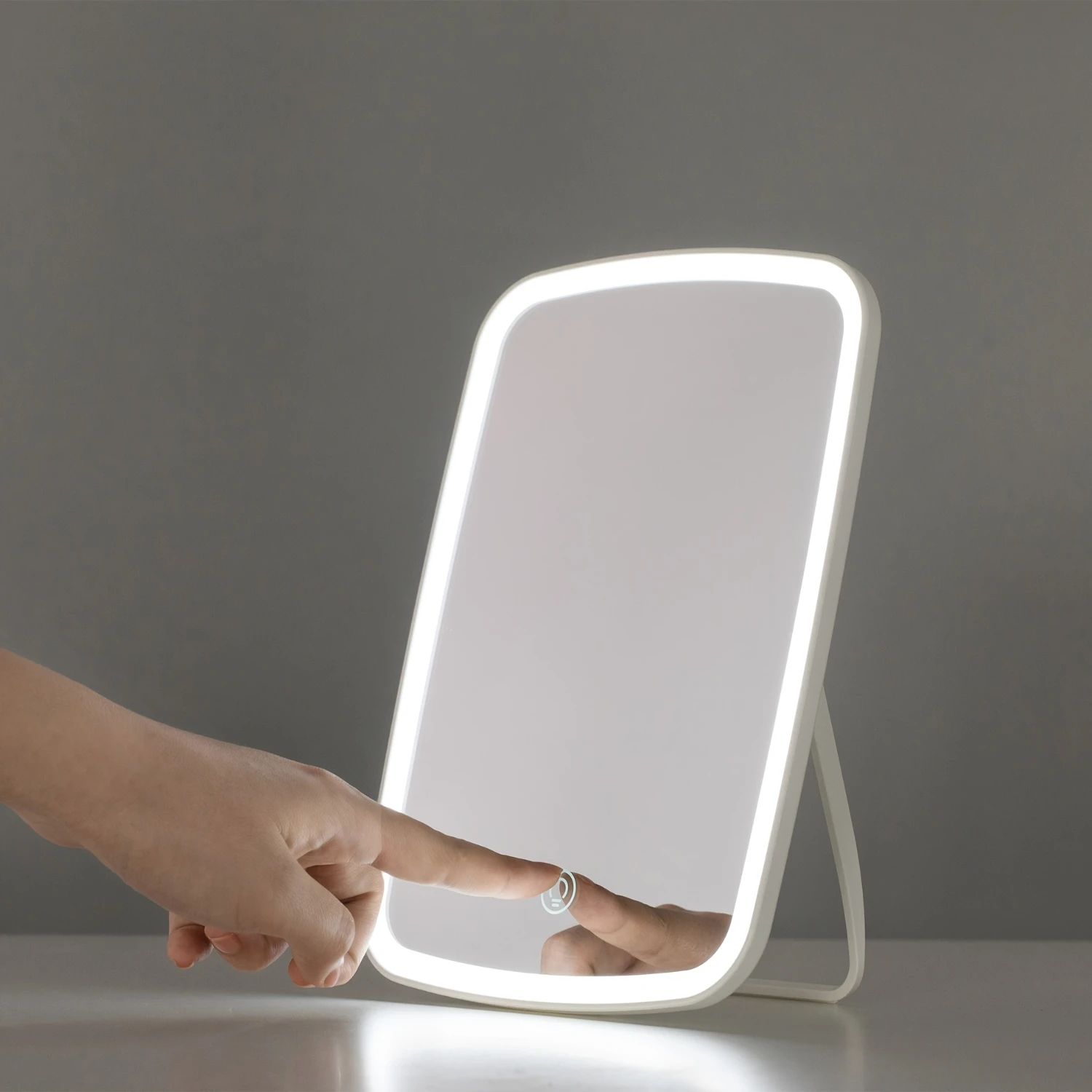 مرآة مكياج محمولة قابلة لإعادة الشحن عبر USB مع شاشة لمس مضاءة LED، دوران قابل للتعديل، 3 أوضاع إضاءة ملونة - Gif مثالي