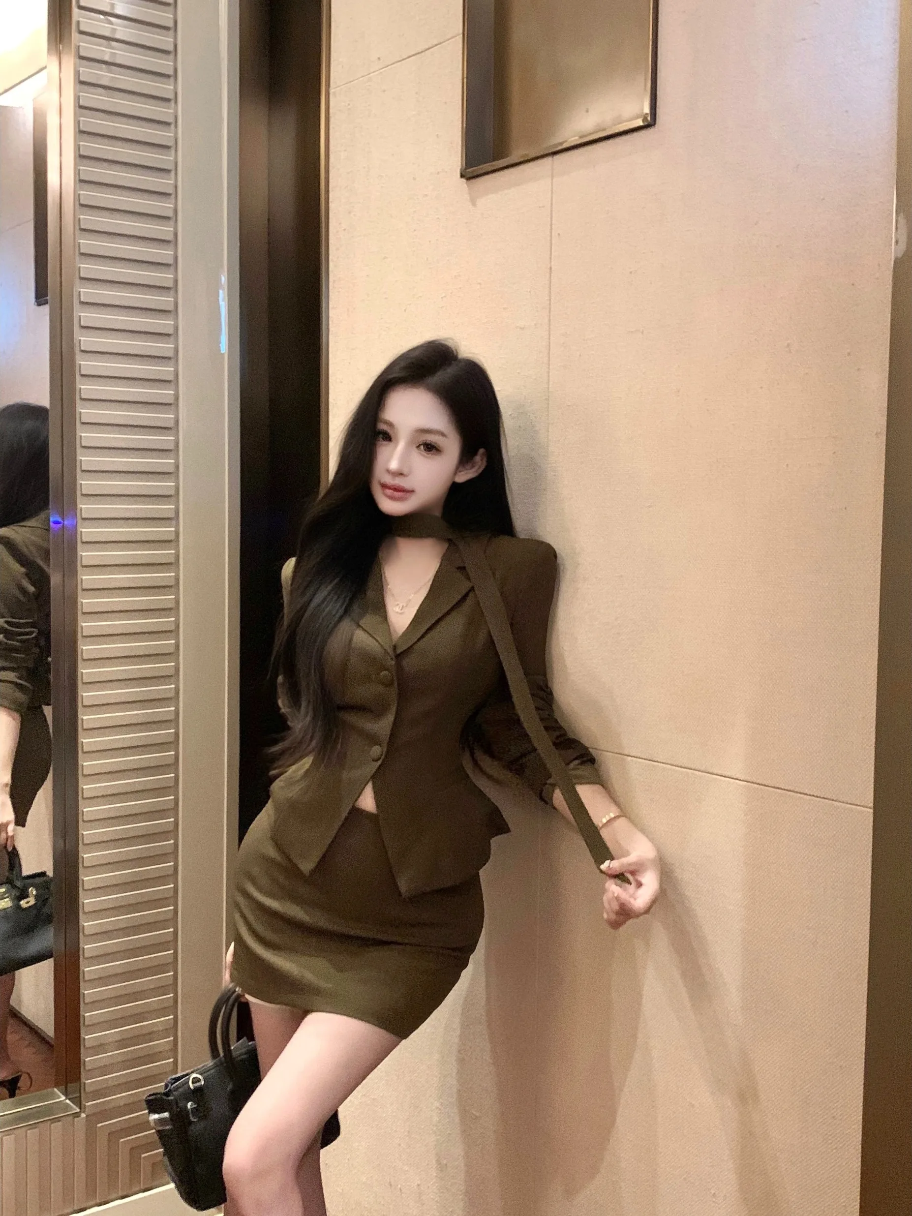 

Элегантный женский костюм кофейно-коричневого цвета с шарфом и поясом, модный комплект из двух предметов: юбка с высокой талией и жакет, коллекция Весна 2026