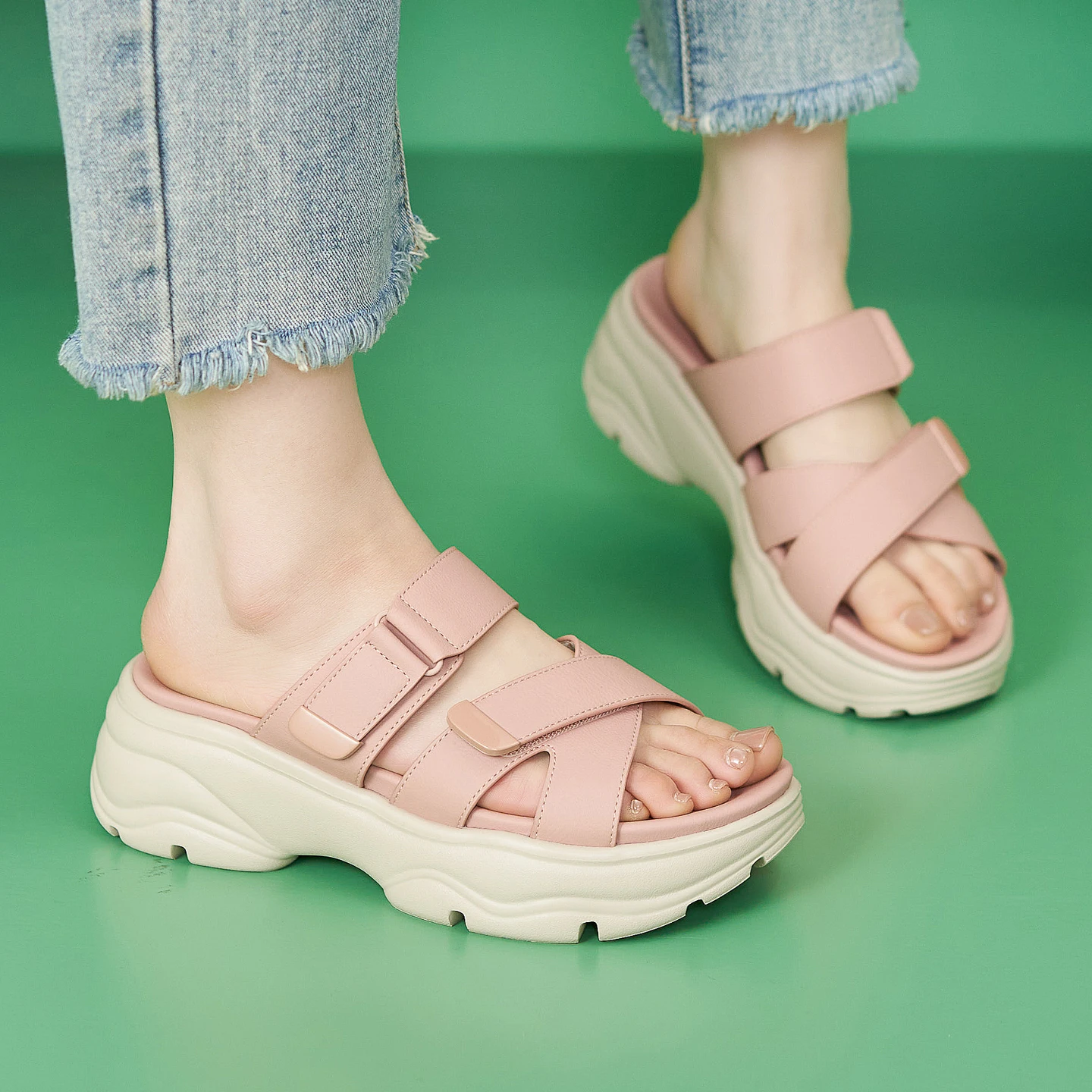 

2026 New One Word Dragging Women's Summer Outerwear Velcro Anti slip Increased Comfort Cold Slippers Thick Bottom Shoes sandals