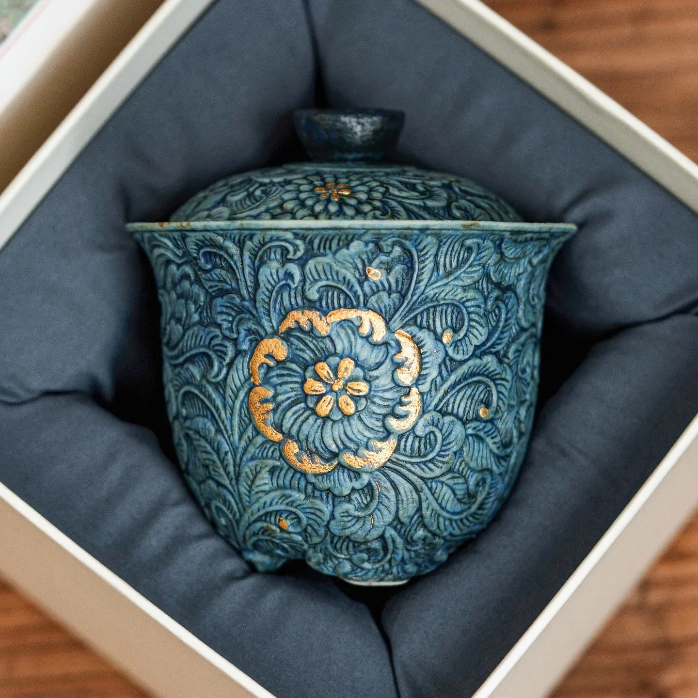 110ML Gray-blue Flint Red Sprinkled Gold Relief Cover Bowl High-grade Ceramic Tea Bowl with Lid Kung Fu Tea Set Craft Ornaments