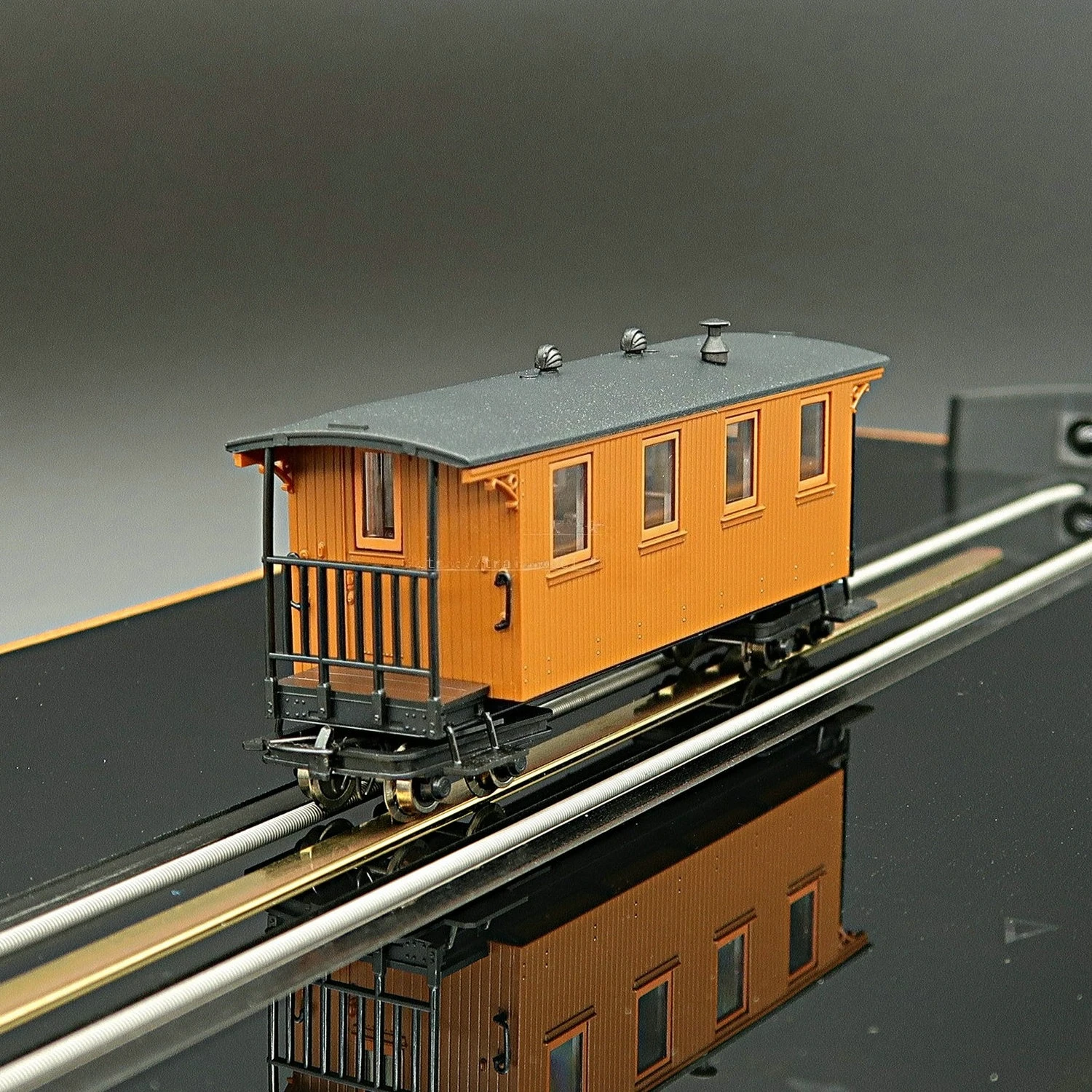 ROCO HO Type Train Model Carriage 34064 OBB Three-generation Wood Grain Cargo Compartment Suitable for N-rail Train Model