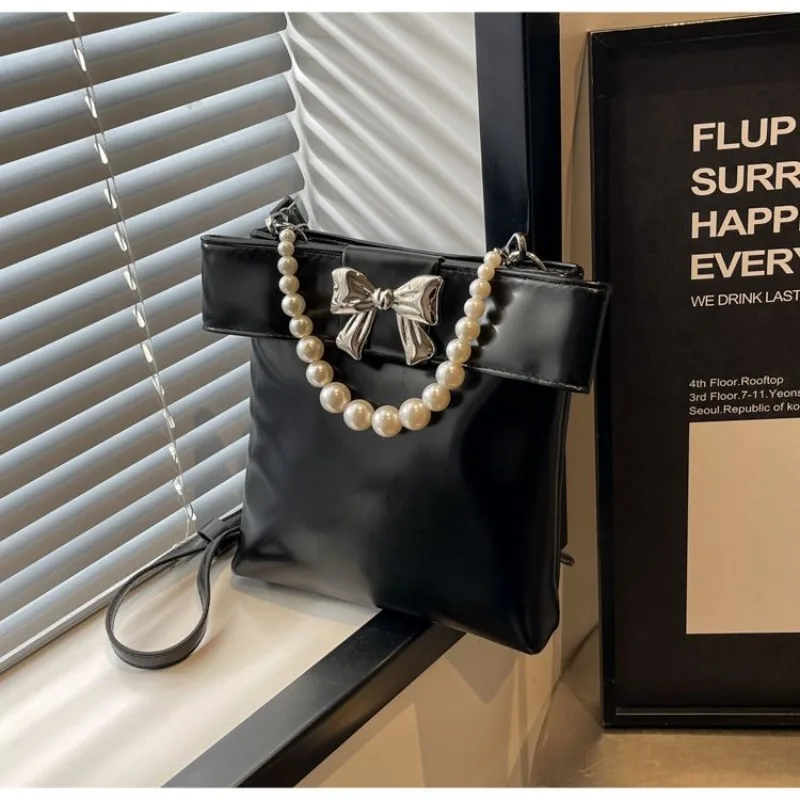 

Высококачественная текстура, модная, милая, универсальная, наклонная женская сумка на одно плечо, персонализированная, портативная сумка-ведро с жемчугом и бантом