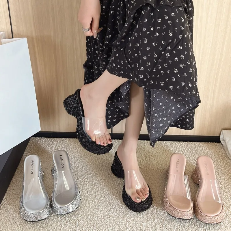 

2025 Fashionable and Versatile Thick Soled Sloping and Transparent Sandals, Summer Design, Sequined Thick Soled Women's Slippers