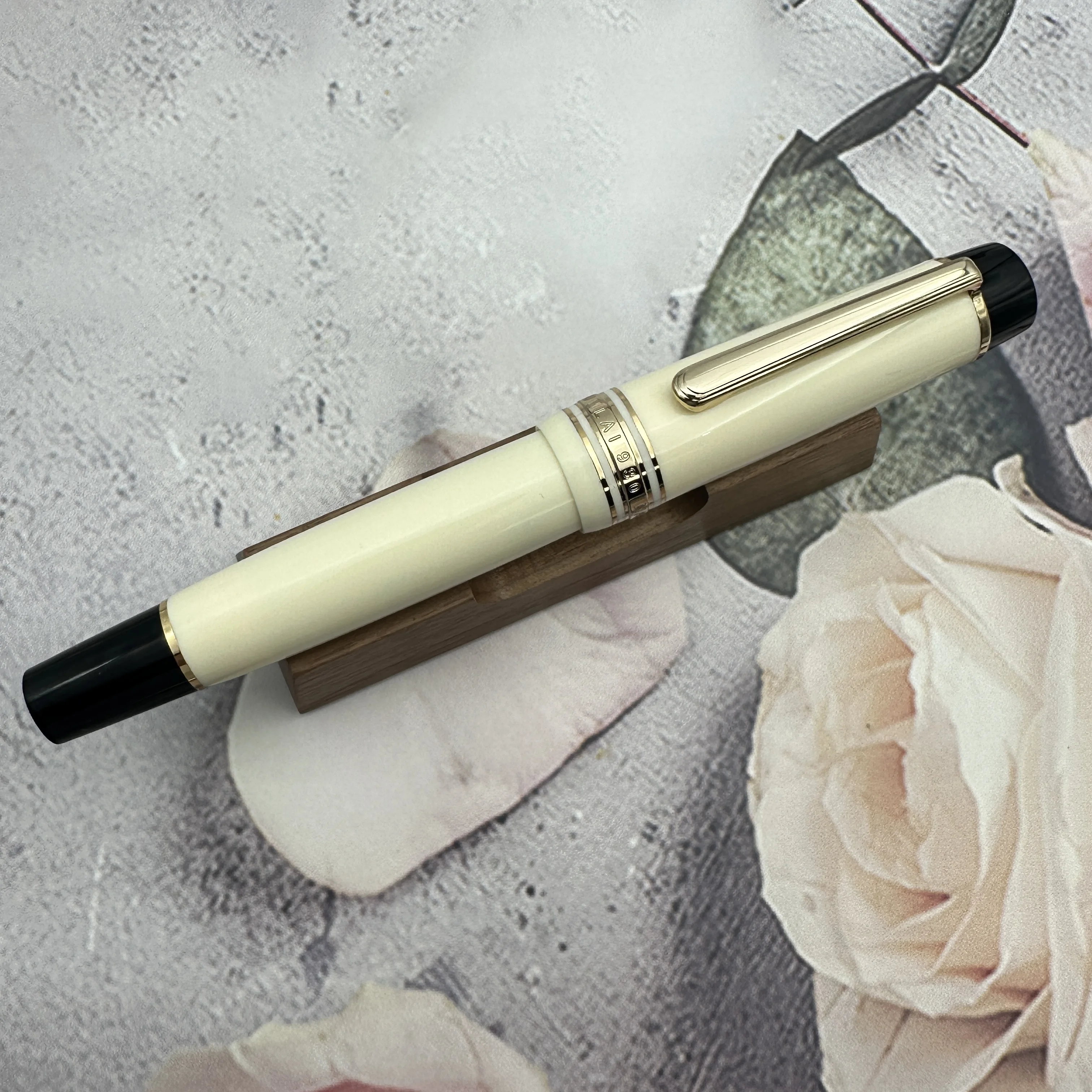 

Panda White!WingSung/JUNLAI Large 930 Resin Piston Fountain Pen N0.9 Iraurita F/M/B Nib Business Student Writing Gift Pen