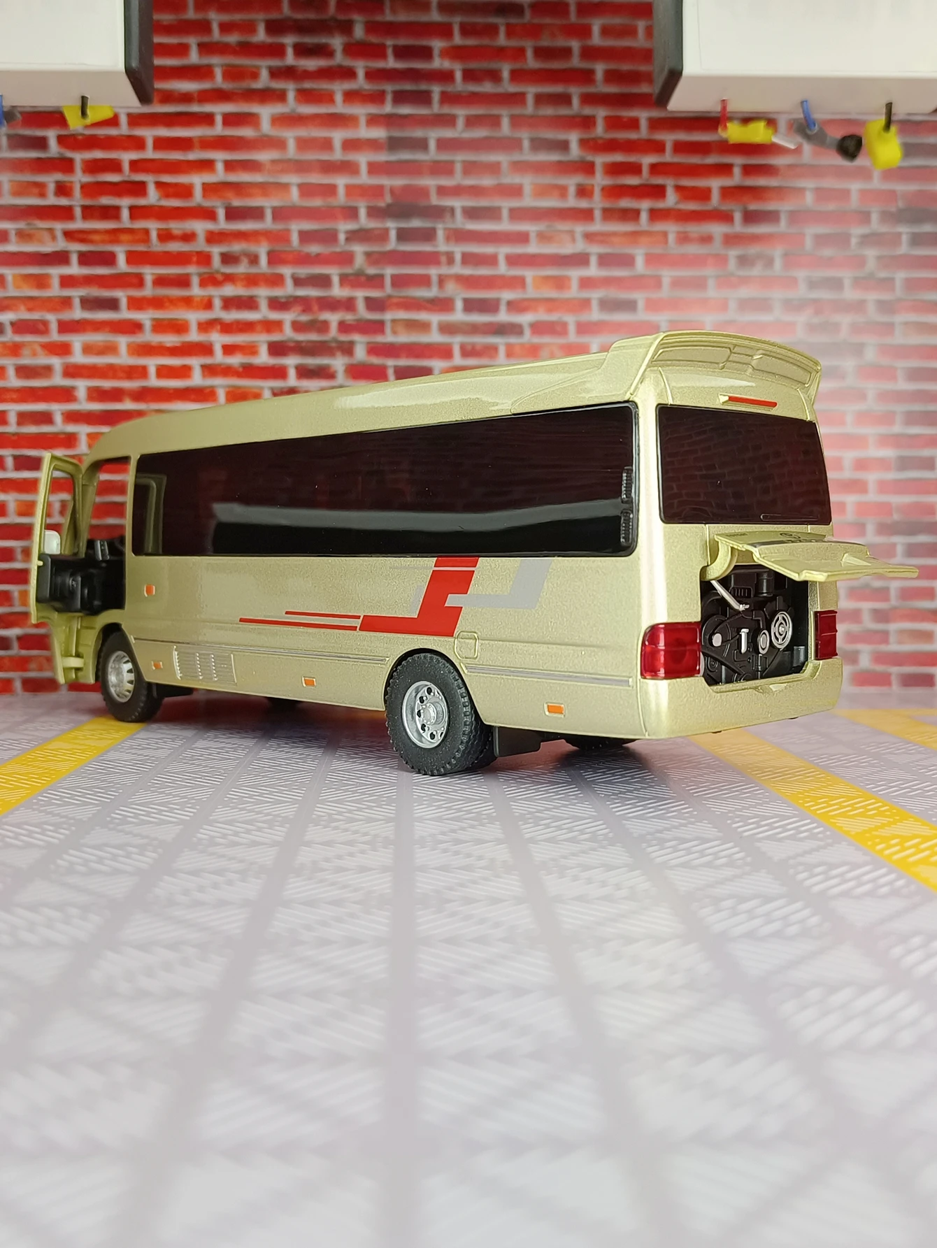

Модель автомобиля Toyota из сплава, масштаб 1:32, с открывающимися дверями с обеих сторон, коллекционная, для бизнеса и декора.