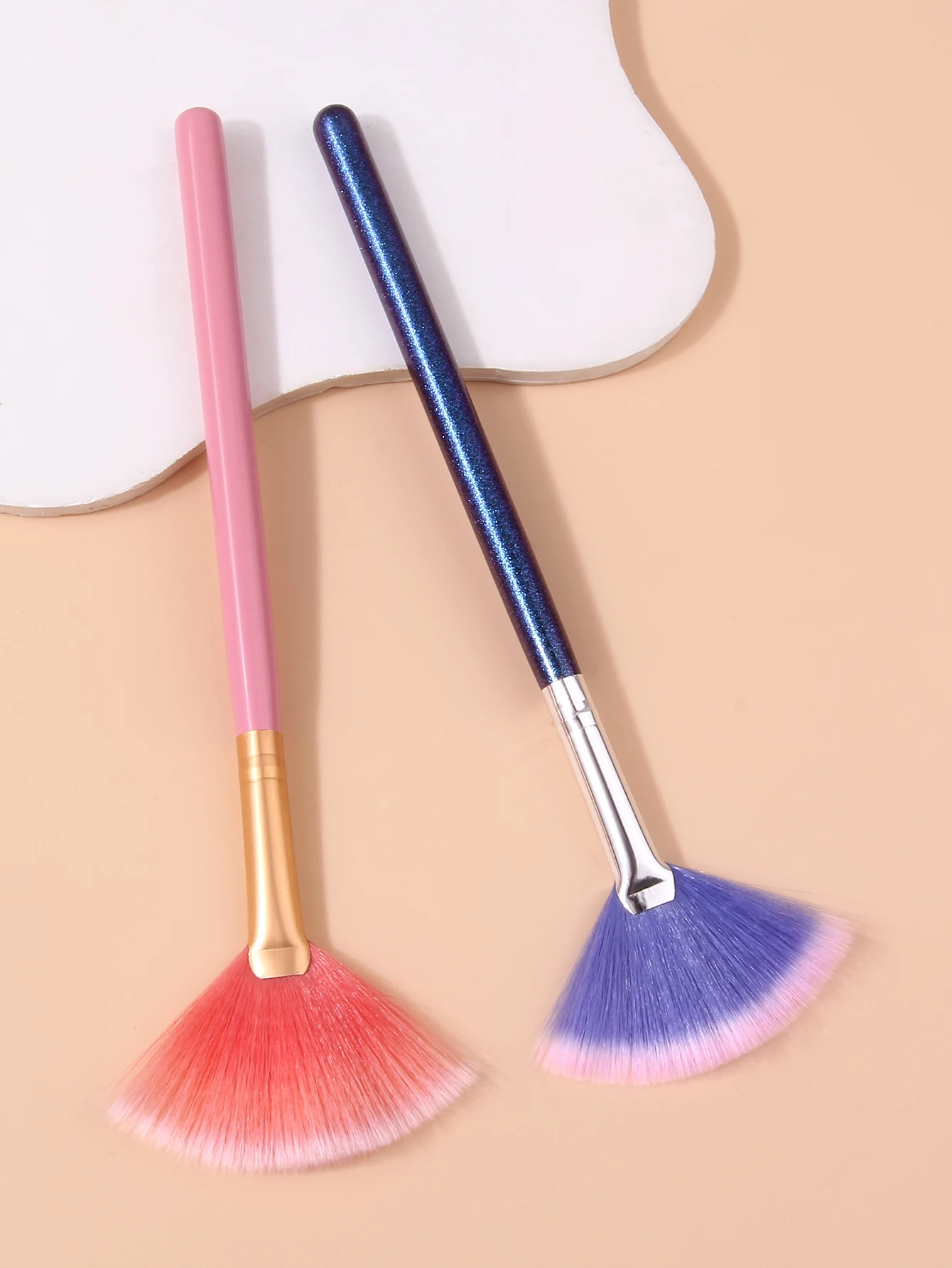 1/2Pcs Fan-shaped Blush Contour Brush - Thin Layer Fluffy Fan Fibers, Precise Cheek Highlight & Blush Makeup Tool