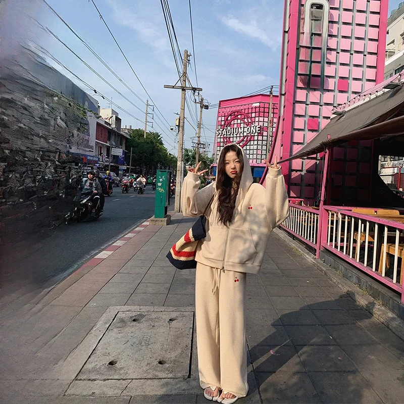 

Комплект для ранней весны: худи с вышивкой вишни от S Zhang Beibei и широкие брюки с высокой талией прямого кроя – модный женский наряд