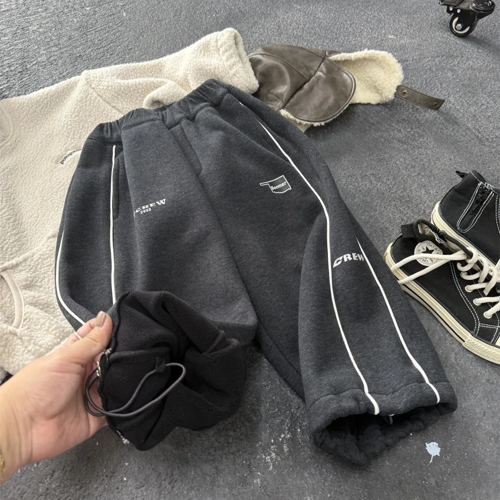 

Новые осенне-зимние повседневные универсальные брюки с буквенным принтом для мальчиков, детская одежда 2025 года, флисовые прямые брюки в американском стиле для мальчиков