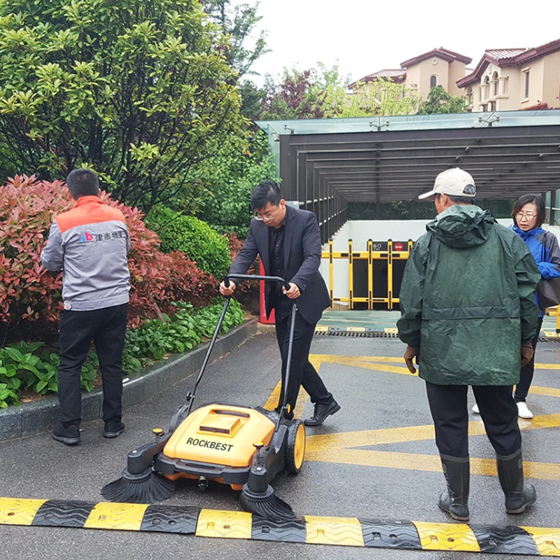 Outdoor ground push manual sweeper