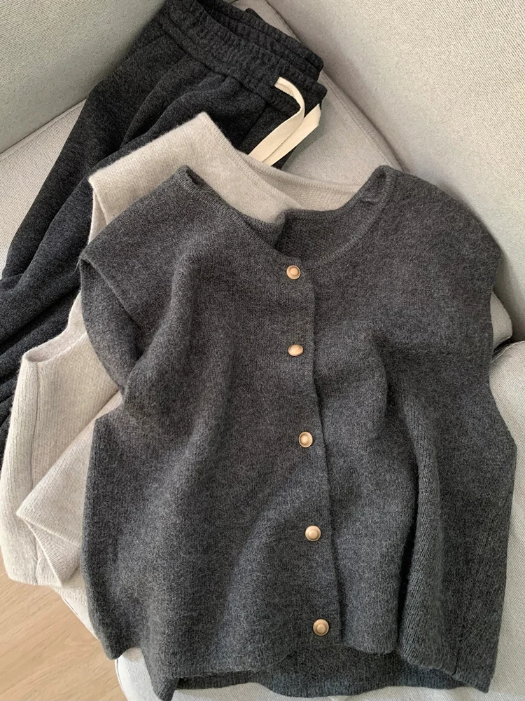 

Gray Knitted Sweater Vest Women's Spring Autumn Style Outerwear Small Gold Buckle Short Sleeve Top Fashionable Casual Wear