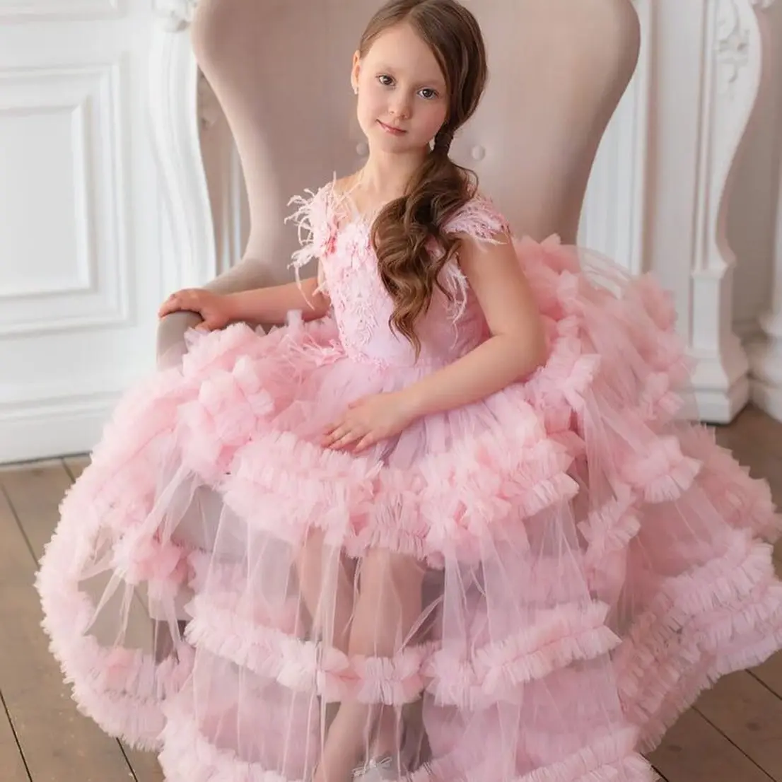 

Pink Tulle Flower Girl Dresses Lace Appliques Feathers Kids Birthday Gowns Tiered Ruffles Little Girls Photoshoot Dresses