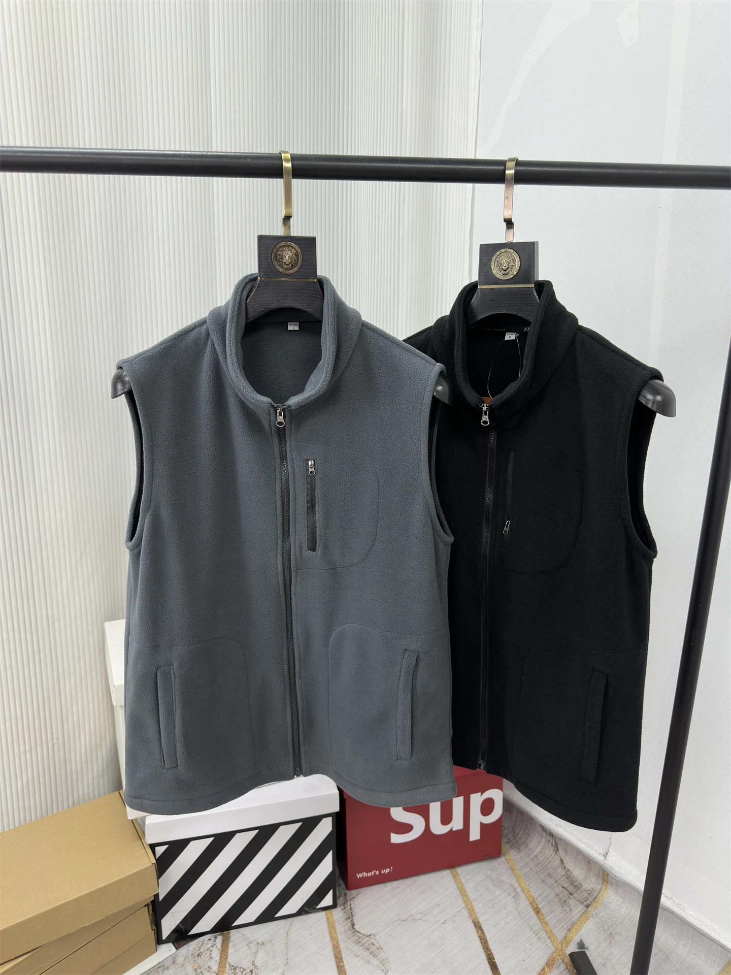 

Модный мужской жилет с воротником-стойкой на флисовой подкладке, приятный к телу, теплый, для активного отдыха, с застежкой-молнией