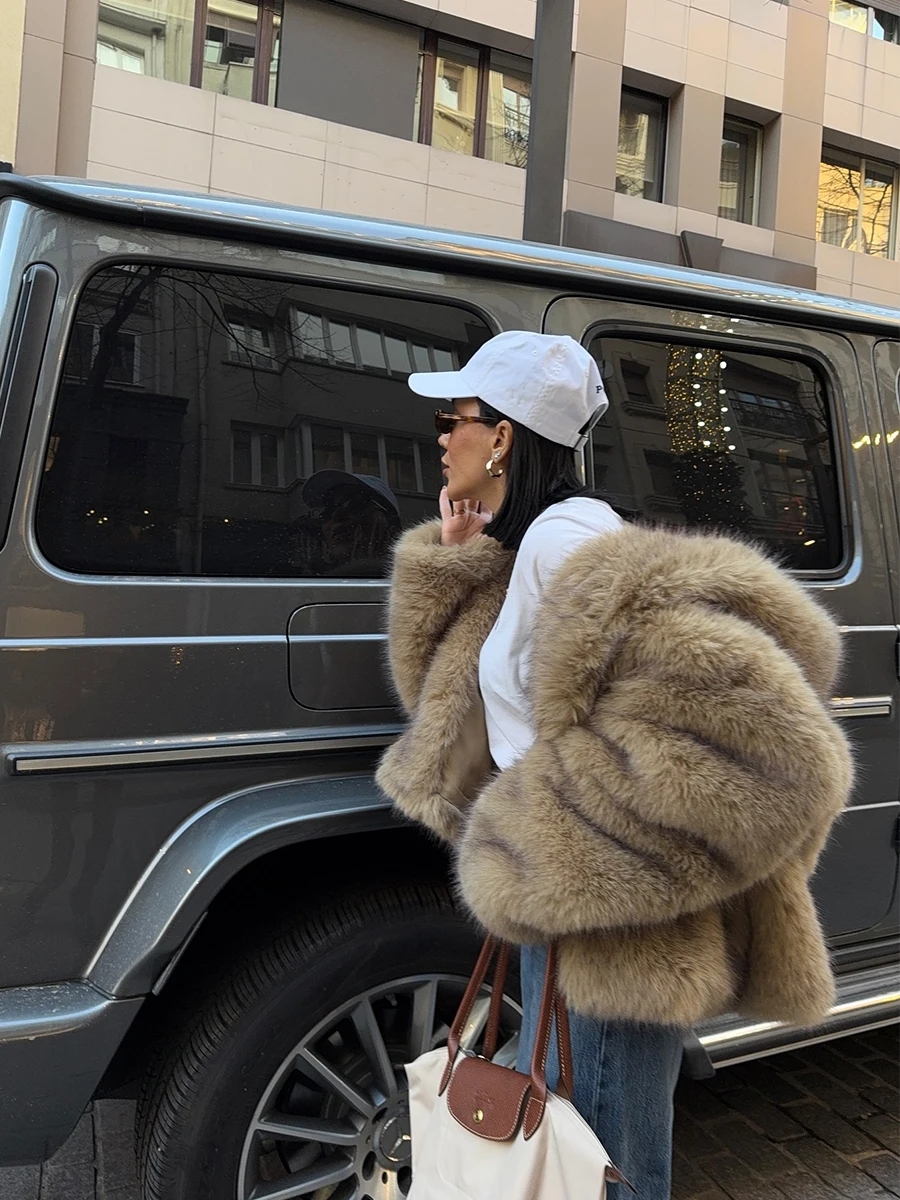 ملابس مذهلة 2025 معطف فرو صناعي جديد بقلنسوة باللون البيج متدرج من فرو الراكون الصناعي سترة شتوية عصرية مميزة من القطيفة ملابس خارجية