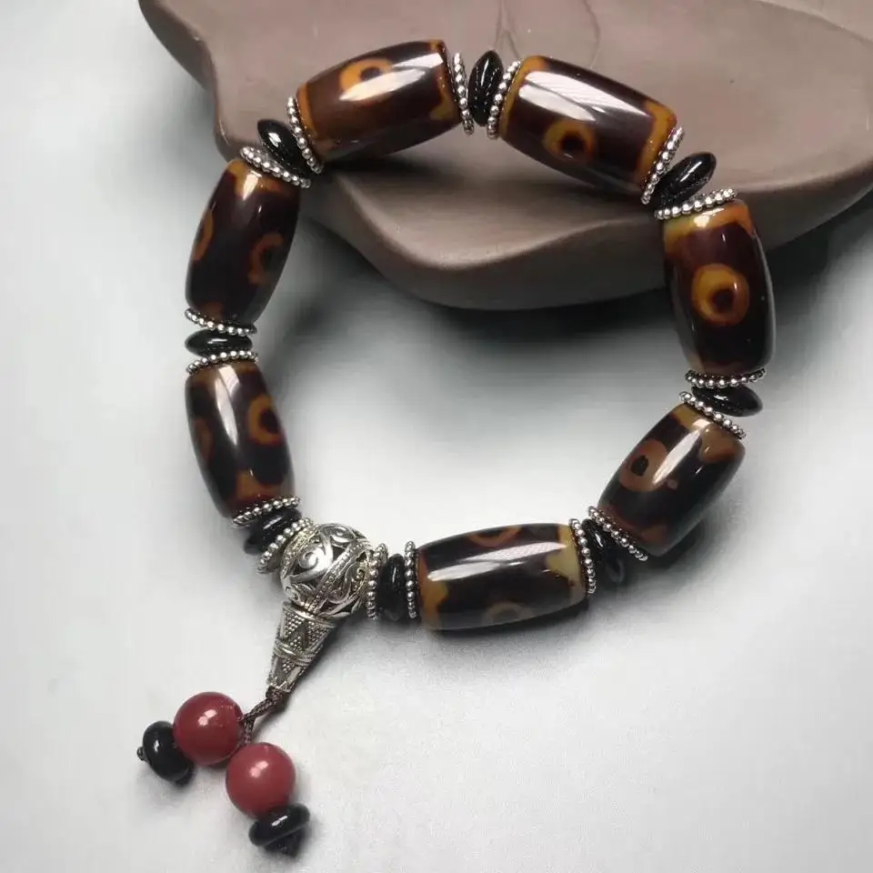 

Auction of natural agate three eyed heavenly beads Tibetan silver Buddha head bracelet with retro ethnic style bucket bead men's