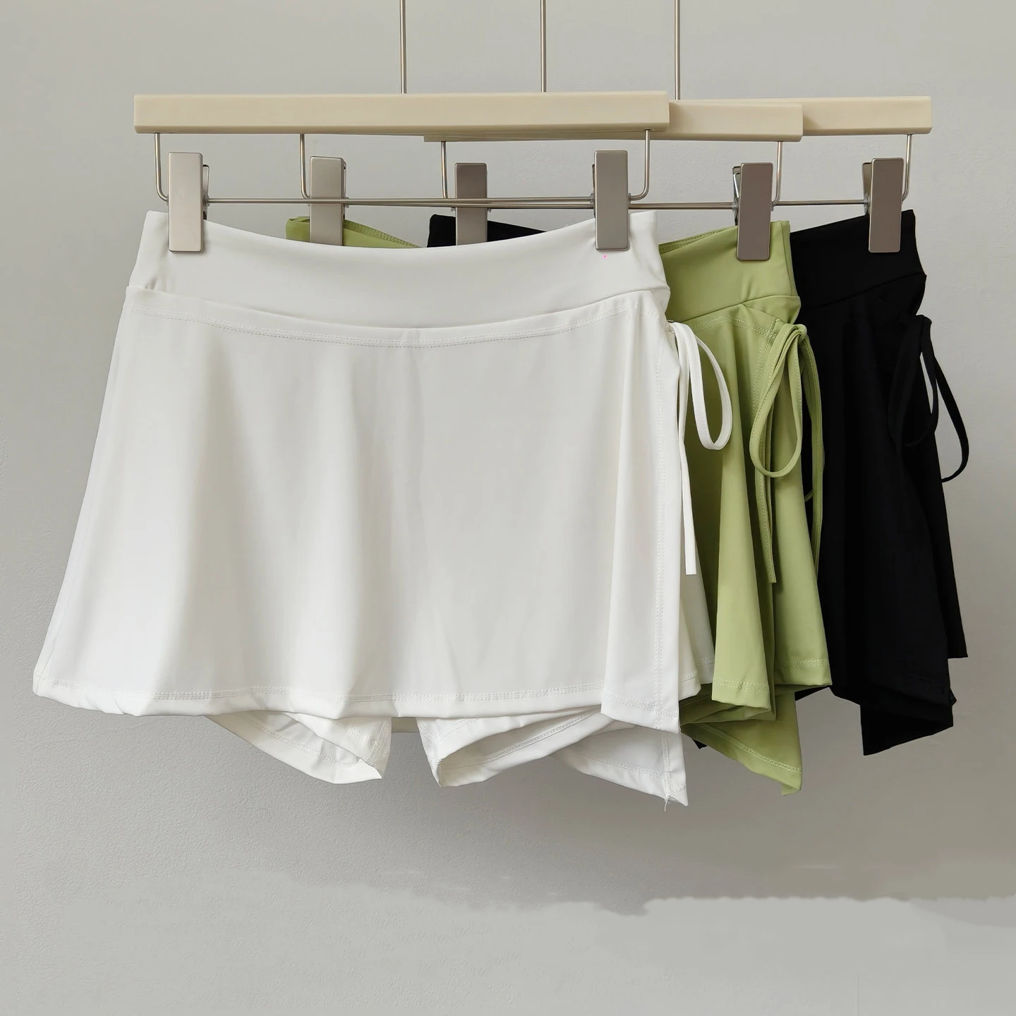Hochgeschnittener, zweiteiliger Sportrock mit integrierten Shorts, atmungsaktiv, schnelltrocknend, für Yoga, Tennis, Fitness und Laufen. – Detail 2