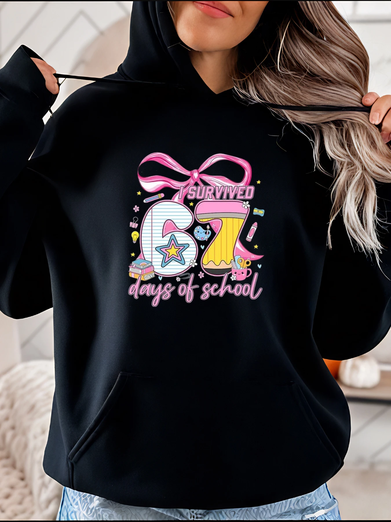 Sobreviví 67 días de escuela Sudadera con capucha estampada Estilo casual con lazo rosa y diseño de material escolar para mujer Ropa escolar