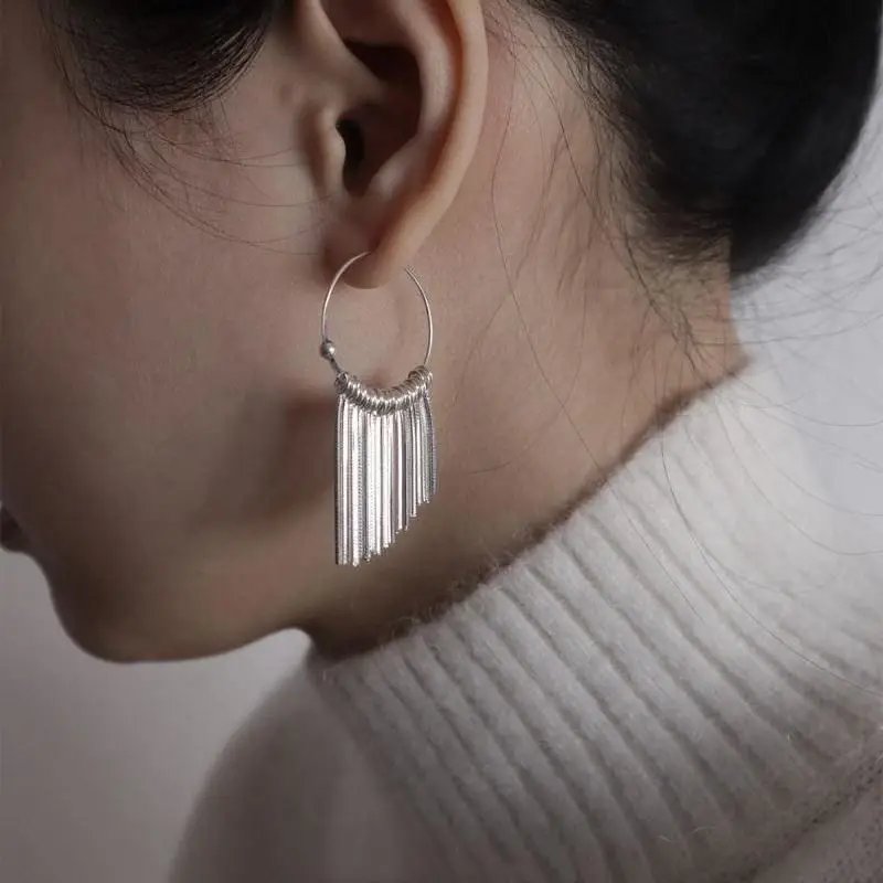 Beveled Tassel Circle Hoop Earrings for Women Seamless Minimalist Small Batch Designer Ear Cuff Gold Tone Lightweight