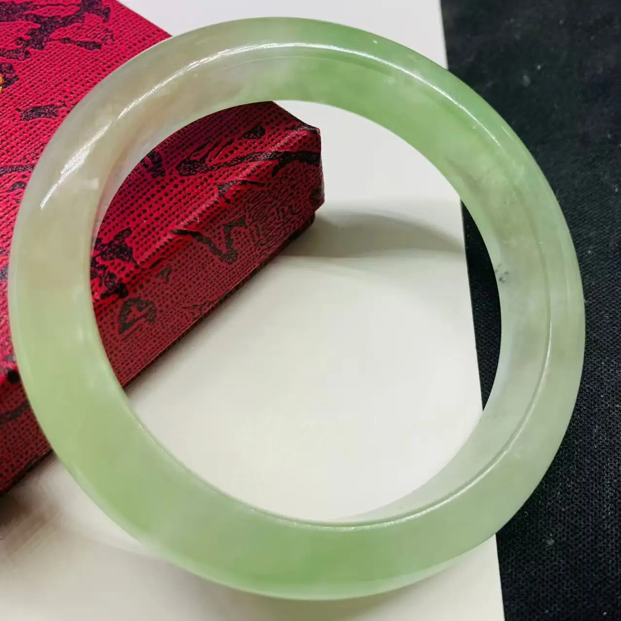 

Realistic shooting of light green flower 52.7mm jade bracelet