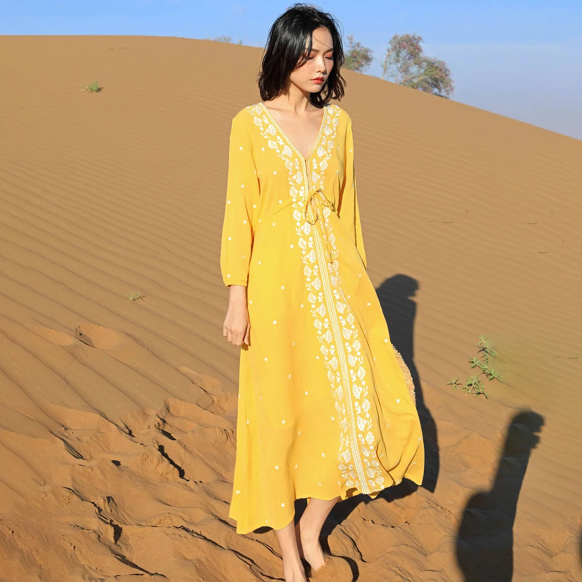 2025 vestido de mujer de estilo étnico Retro bordado Floral Casual Vestidos de playa bohemio vacaciones en la playa Midi Vestidos femeninos