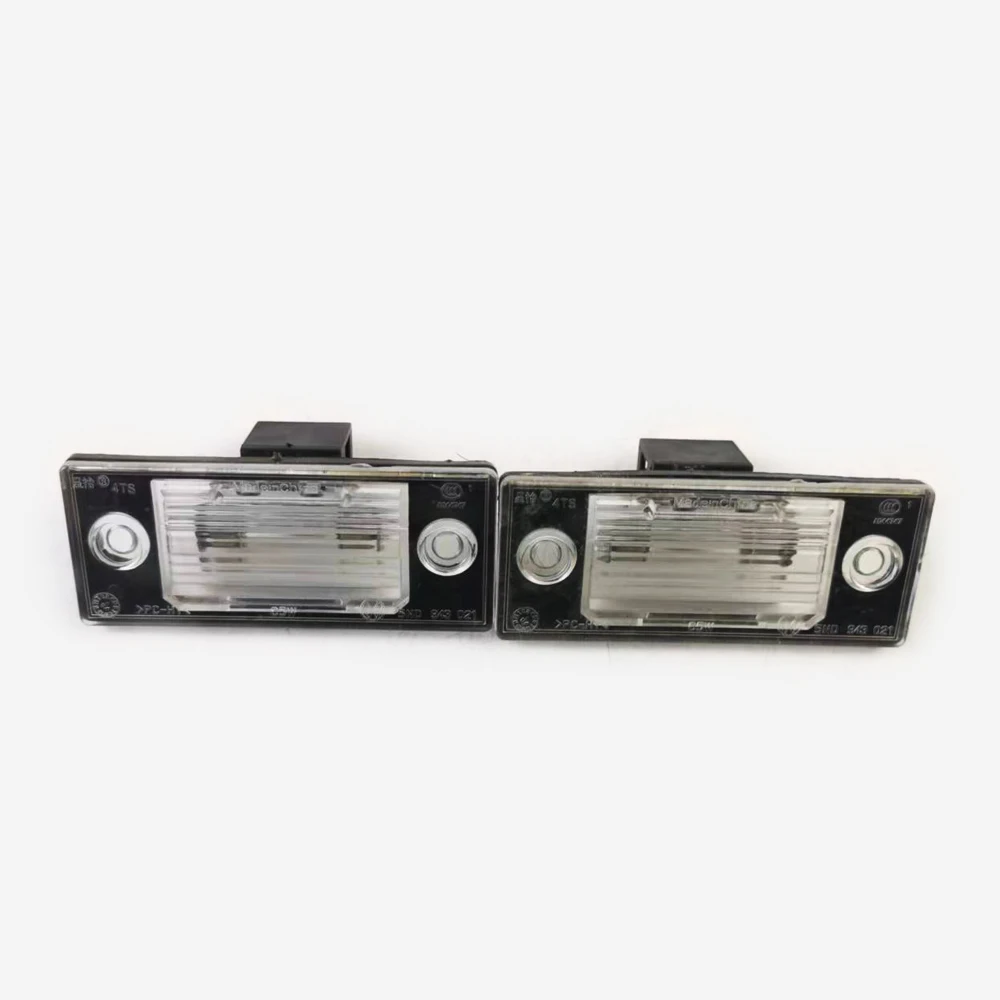 2Pcs License plate lamp 5N0943021 5ND943021 For VW Jetta Polo Passat Tiguan Sharan Touran Touareg Skoda Octavia Superb Yeti