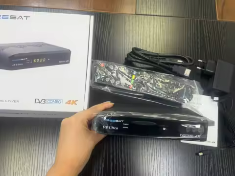 FREESAT V8 Ultra DVB-S/S2/S2X+T/T2 ISDB-T/Cable/ATSC-C 4K UHD 2.4G WiFi Satellite Receiver SET TOP TV Box