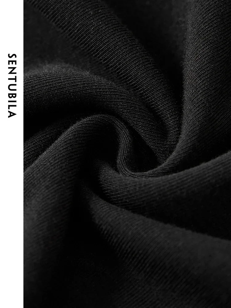 تي شيرت نسائي منسوج من القطن النحيف من SENTUBILA لخريف 2025 مُزين بقطع القماش من الدانتيل بنصف ياقة عالية تي شيرت نسائي أساسي متين 143T56536