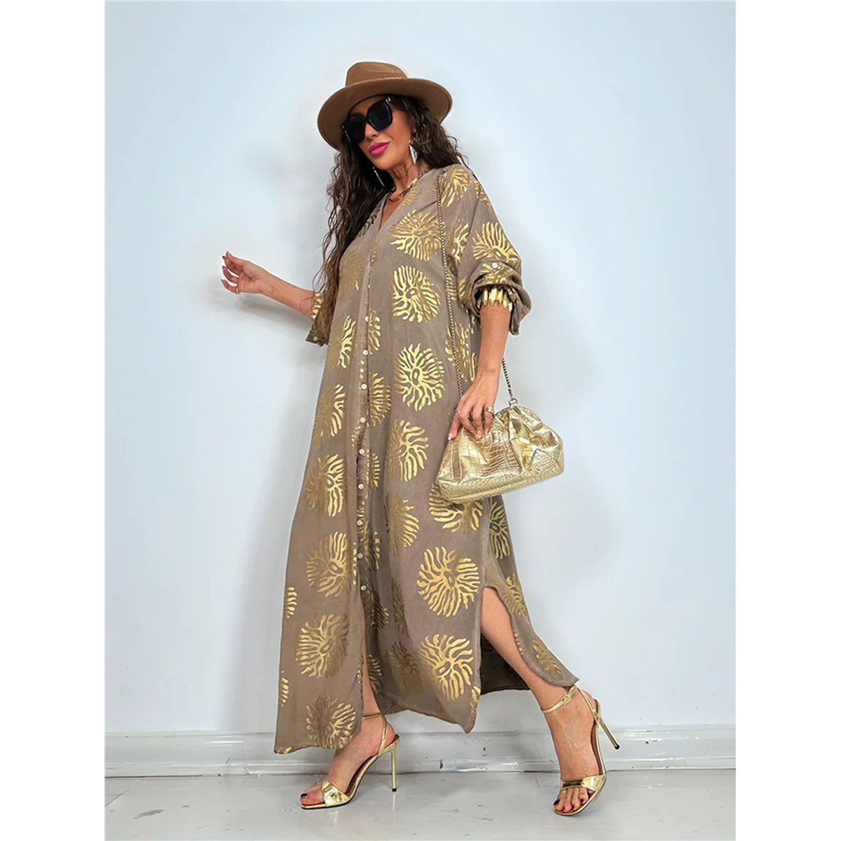 ABRT - Damska sukienka maxi w stylu boho z kwiatowym nadrukiem, rozcięciem bocznym, głębokim dekoltem w serek, krótkimi rękawami, rozkloszowana, zwiewna.