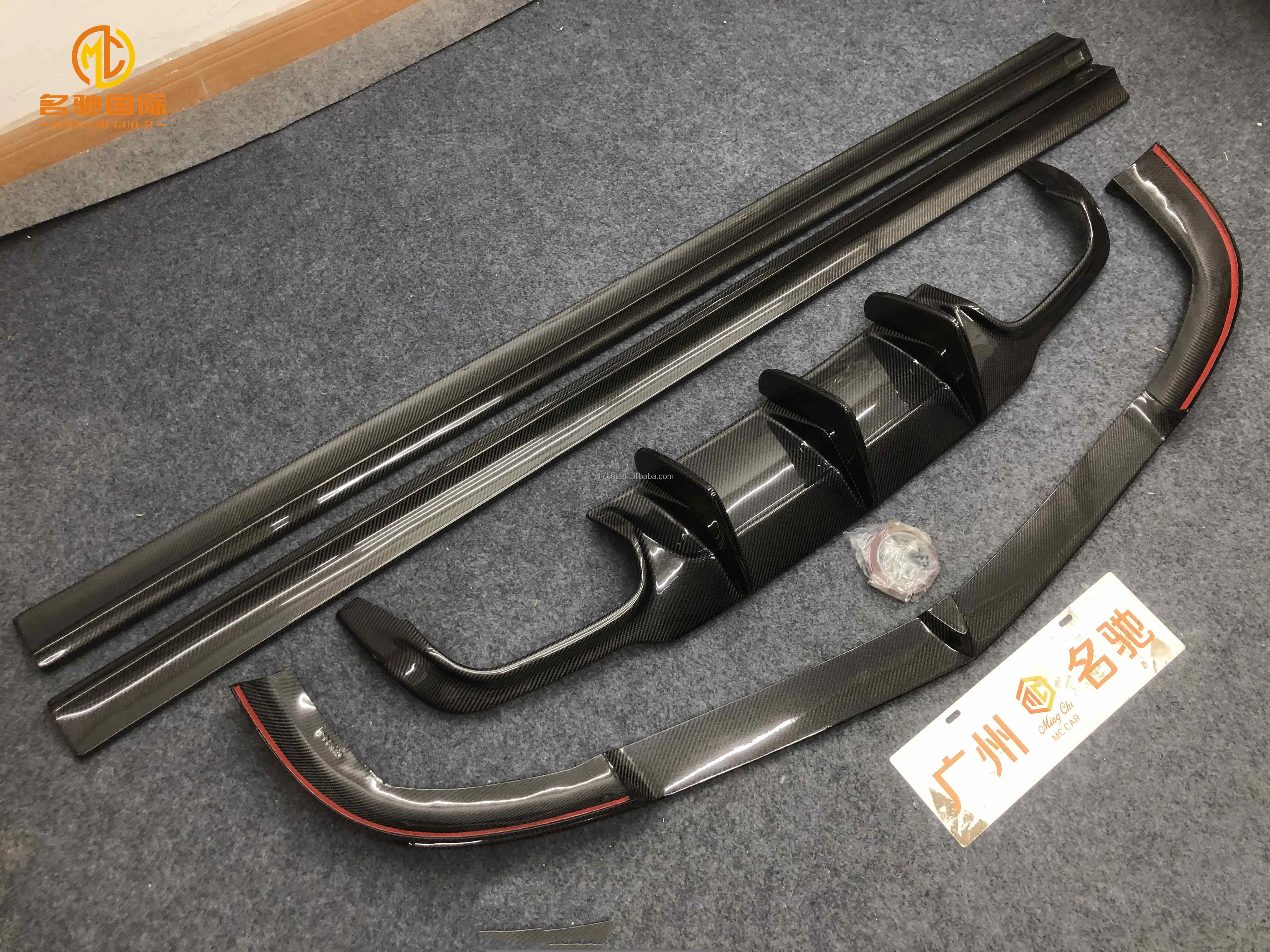 High Quality C63 AMG Front Lip Side Skirt Diffuser For Mercedes Benz W204 C63 Carbon Fiber Body Kit