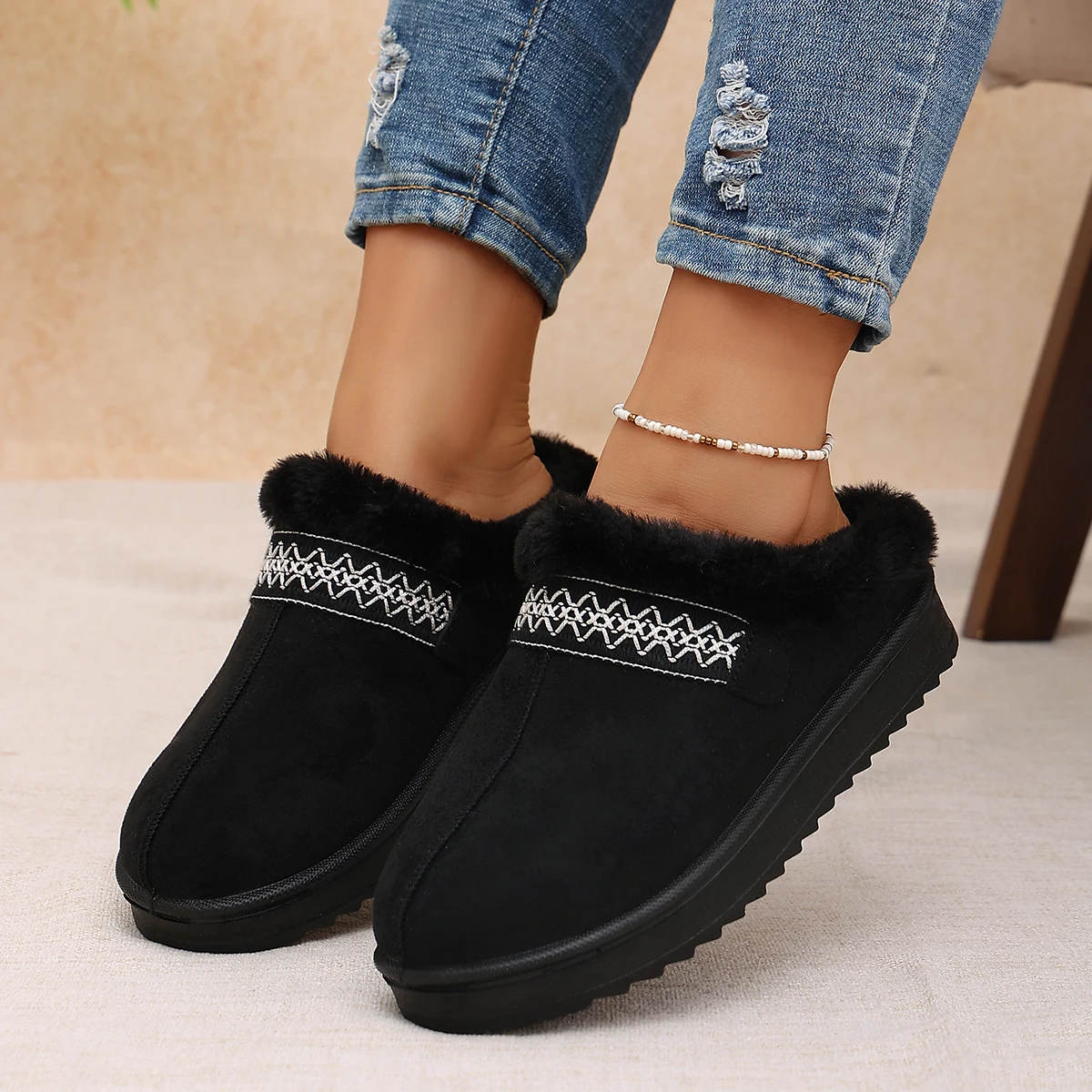 Stylish and comfortable winter fleece-lined warm cotton slippers for women, casual classic versatile design.