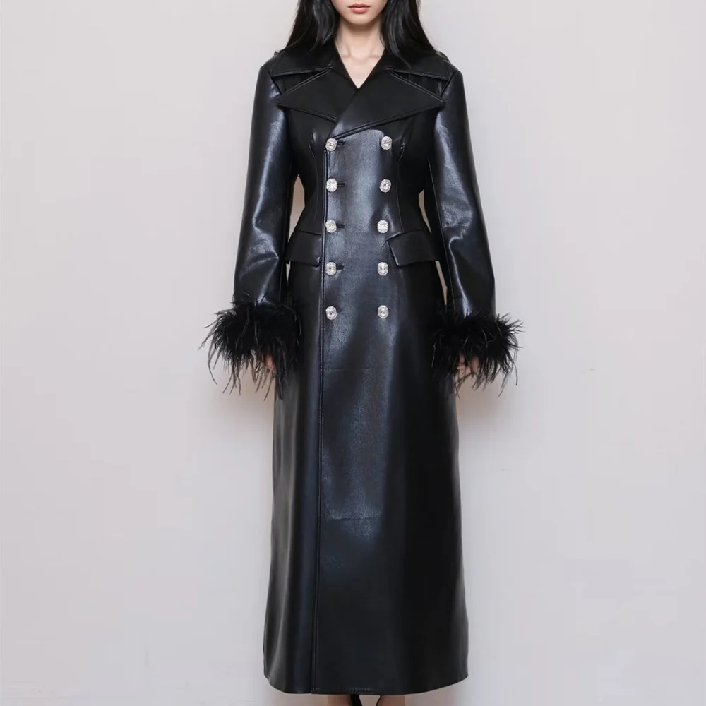 2025 Cappotto invernale in pelle da donna, design con nappe con diamanti e piume, giacca in pelle da donna, trench stile Y2K/reggiseno capispalla