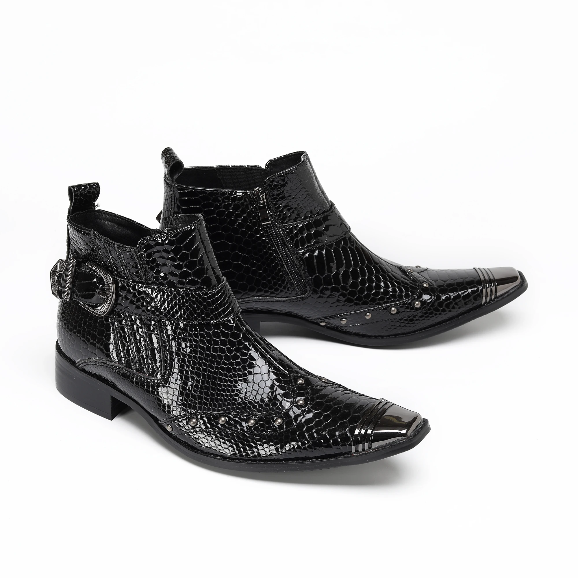 Glänzende, kurze Herrenstiefel mit Schlangenmuster, dekoriert mit Metallnieten und Schnallen, trendiges, personalisiertes Street-Style-Schuhwerk für Club, Bar und Party – Detail 14