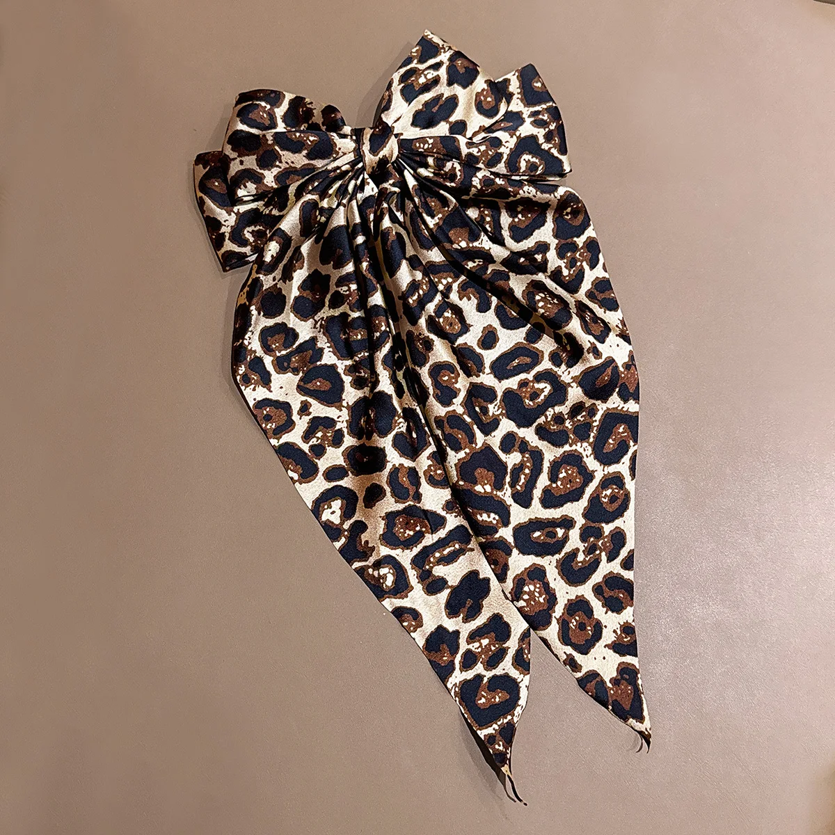 

1 stylish and versatile leopard print oversized bow hair clip suitable for daily hair accessories