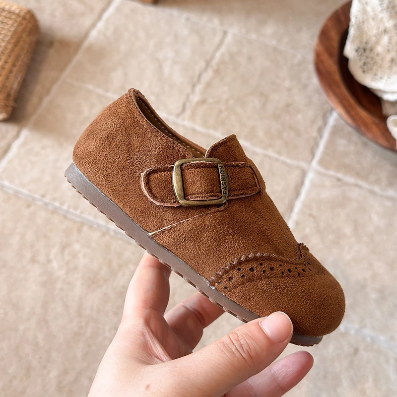 Flache Brogue-Schuhe aus Wildleder für kleine Mädchen, mit verstellbarem Riemen und Schnalle, rutschfester, weicher Sohle, elegante Schuhe. – Detail 5