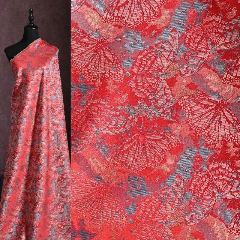Tela de brocado jacquard, diseño de mariposa roja, pintura al óleo, detalles dorados metálicos, estilo moderno, caída suave, ideal para confeccionar qipao, hanfu, mamian y faldas, diseño para proyectos de costura DIY.