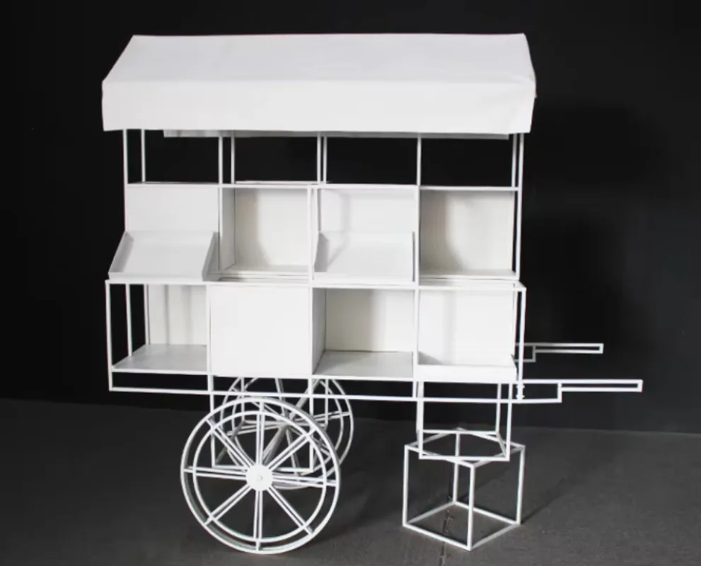 The wedding flower cart is decorated with a candy cart, making it easy to assemble for outdoor activities
