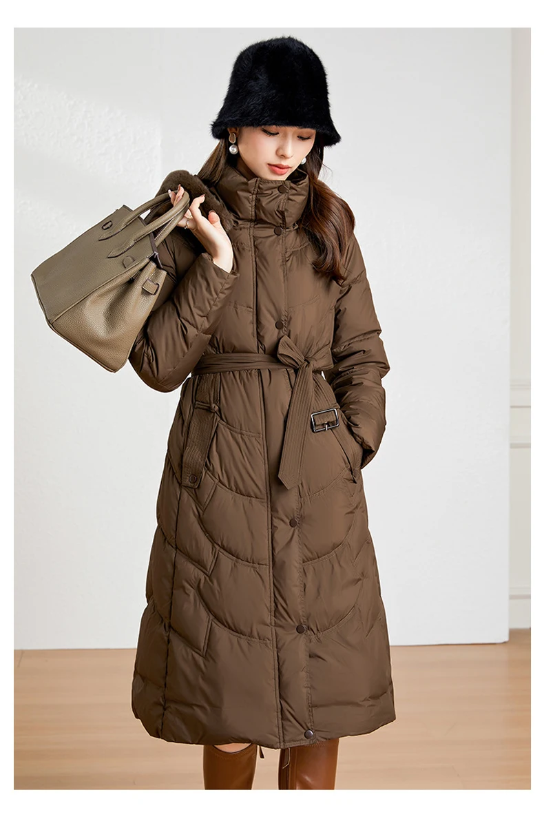 Piumino lungo trapuntato da donna con cappuccio in pelliccia e piumino d'anatra bianco in vita con cintura per il calore invernale e uno stile elegante