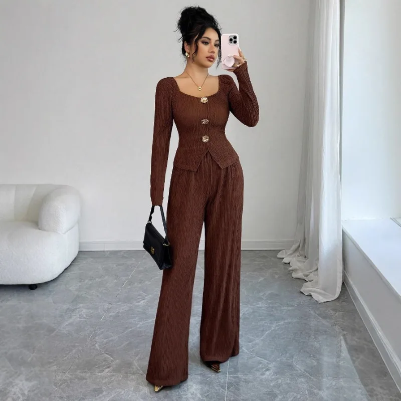 

Женский коричневый текстурированный комплект из двух предметов: укороченный топ с квадратным вырезом и длинными рукавами, а также широкие брюки с золотыми пуговицами.