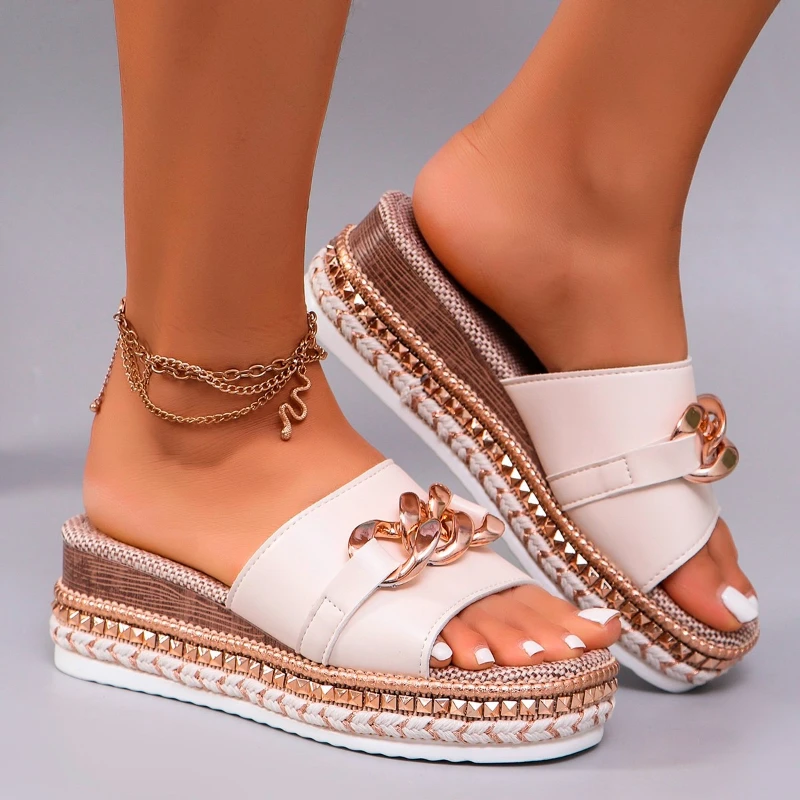 

Лето 202, новые сандалии для женщин, модные тапочки на танкетке большого размера, женские металлические декоративные тапочки, летние сандалии