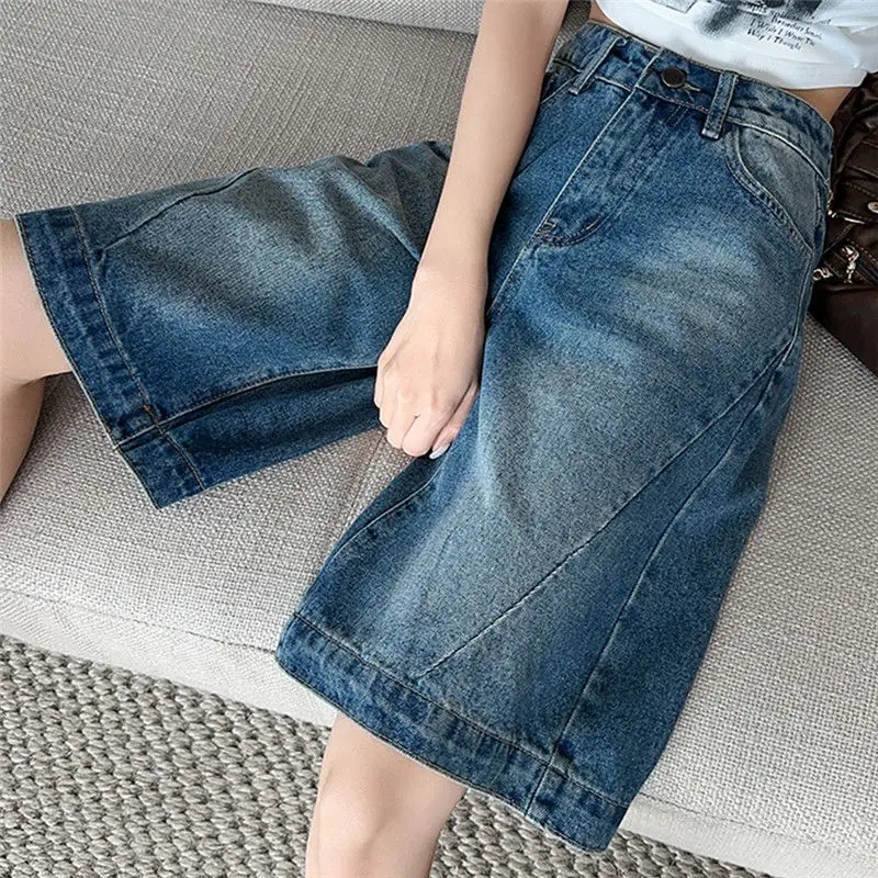 

Американские свободные джинсовые шорты в винтажном стиле с высокой талией для женщин. Новые стильные приталенные брюки-кюлоты с разрезами, модель 2025 года.