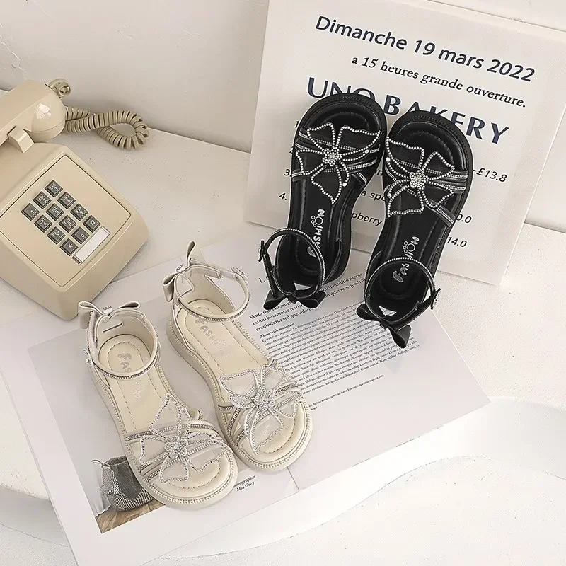 Sandali dolci da principessa per ragazze 2024 estate nuova moda stile coreano scarpe da spiaggia con strass per bambini elegante temperamento Chic