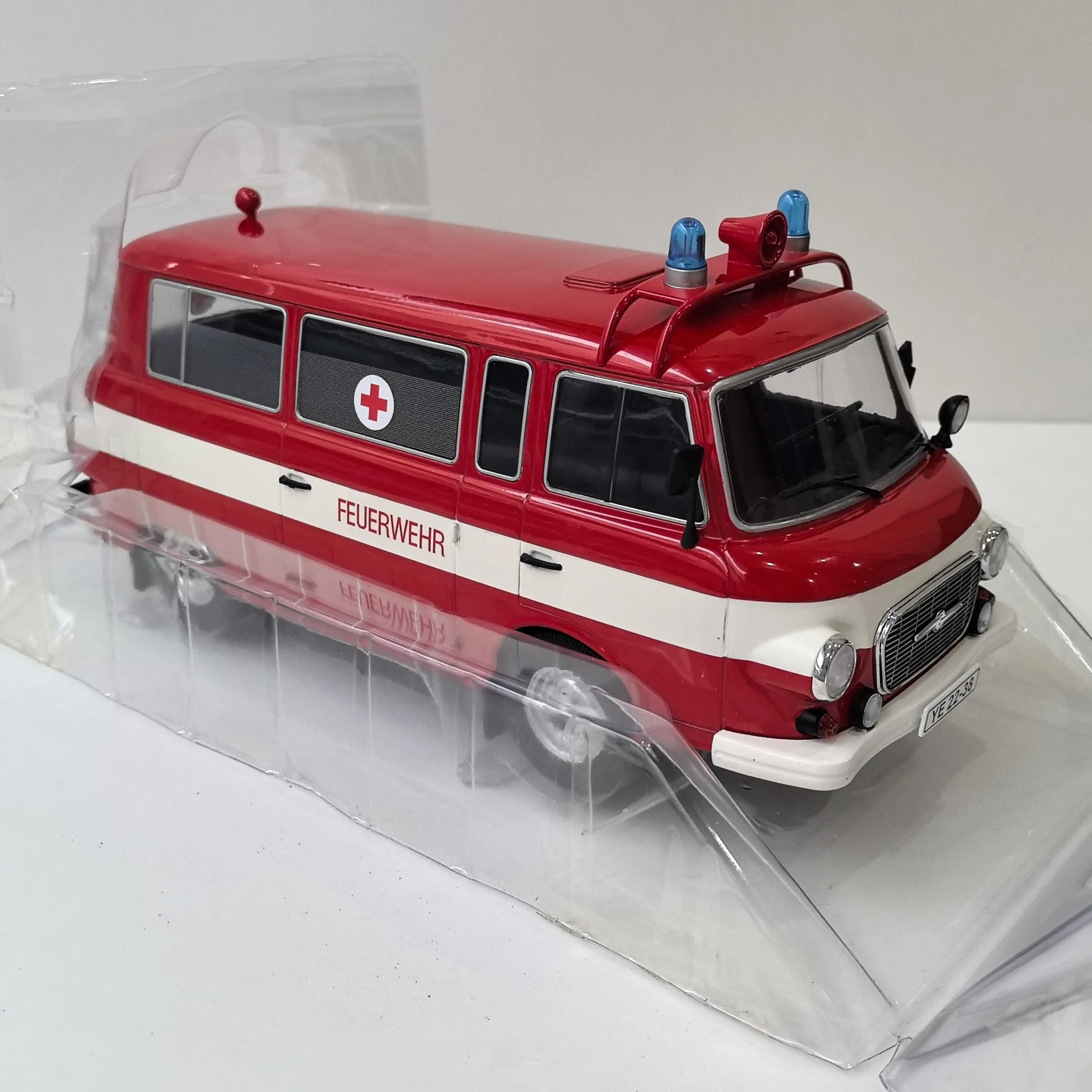 โมเดลรถพยาบาลไดแคสต์ MCG ขนาด 1/18 รุ่น BARKAS B 1000 ผลิตจากโลหะผสม ของสะสม ของเล่น ของที่ระลึก ของตกแต่ง