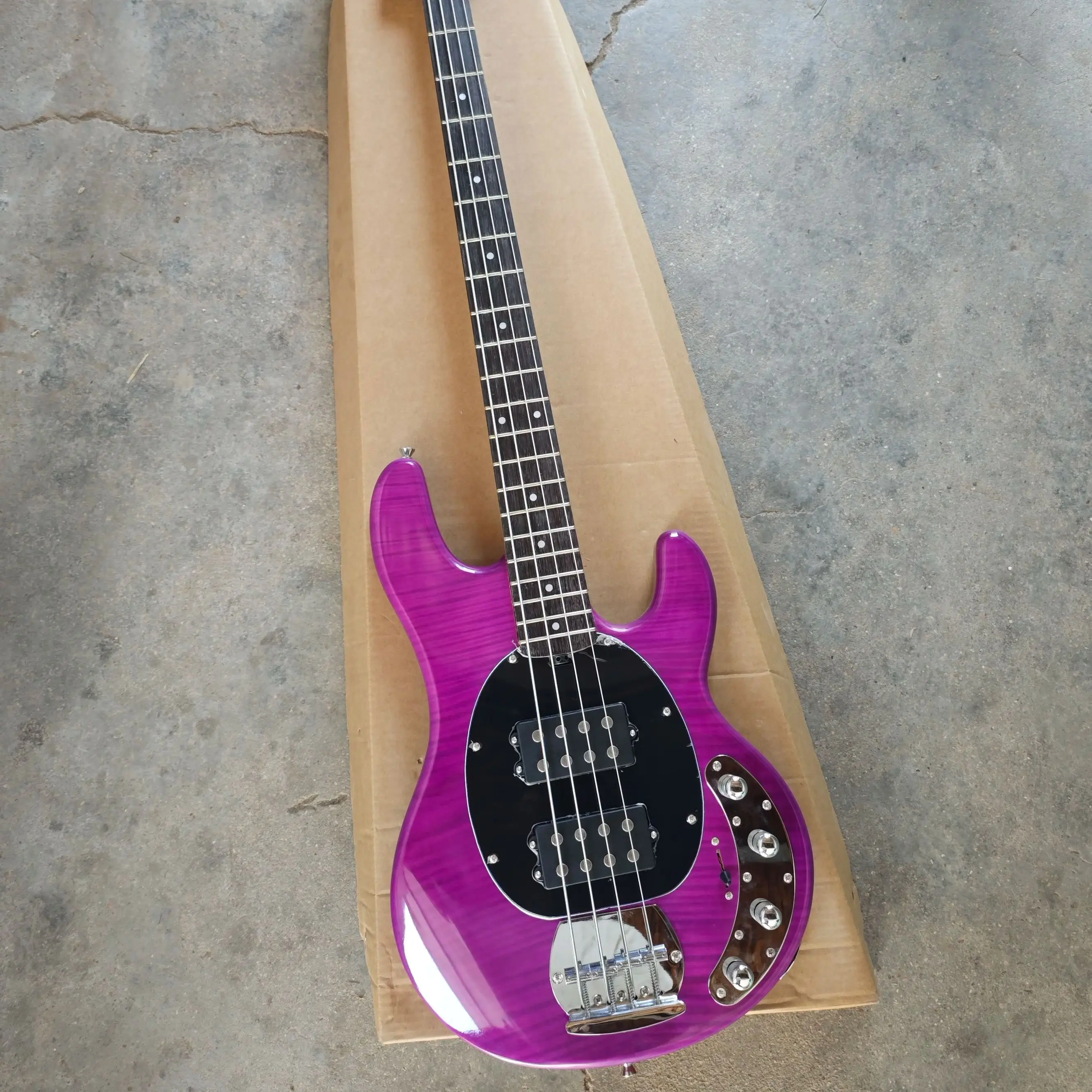 

Pink four-string bass, full-body link, tiger-pattern veneer on the front, basswood piano body and rose wood fingerboard.