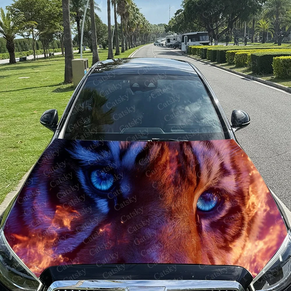 

Яркое тигровое лицо со светящимися голубыми глазами и огненными оранжевыми полосками, жирный дизайн обертки автомобильного капота. Наклейка на капот автомобиля