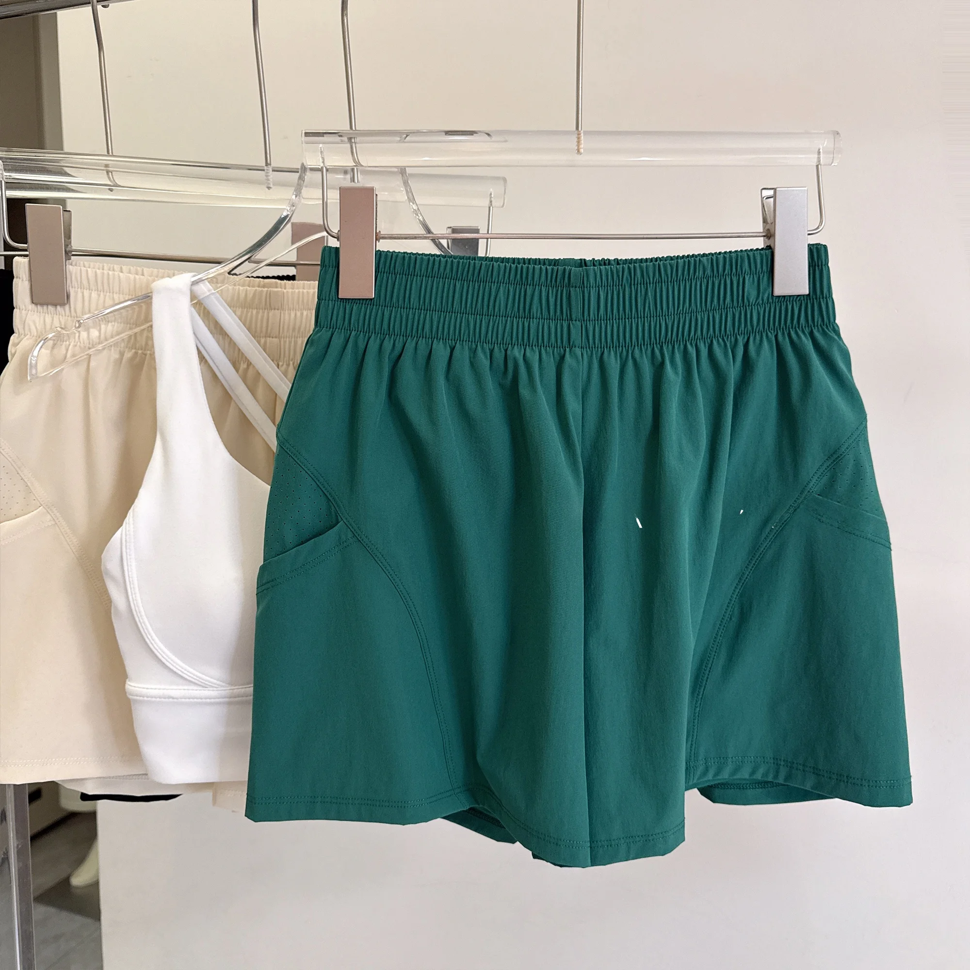 

Новые женские спортивные дышащие шорты 2026 года для фитнеса и бега, быстросохнущие, с карманами, летняя коллекция