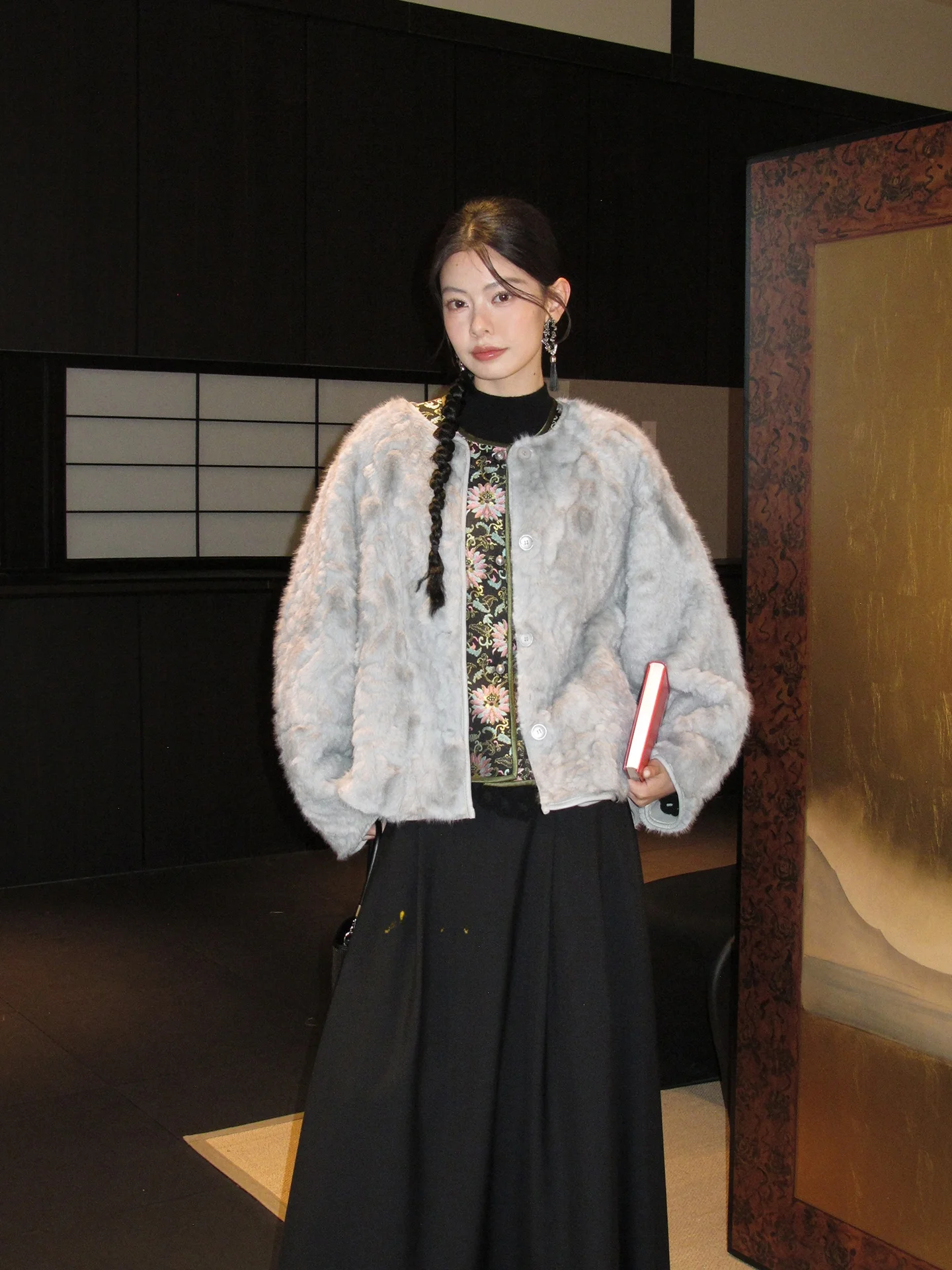 

Женская верхняя одежда Yaawa: серебристо-синее меховое пальто из искусственного меха, экологичное, свободного кроя, с эффектом Cleanfit