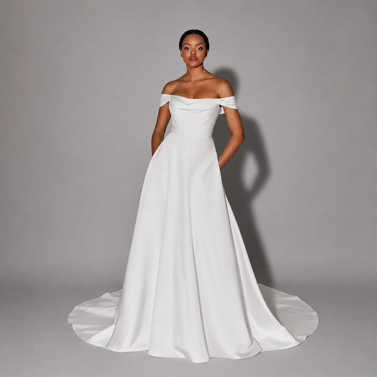 

Simple A-LINE Wedding Dresses Satin Off The Shoulder Strapless Back Strap Design Chapel Train Floor-Length Bridal Church Wedding
