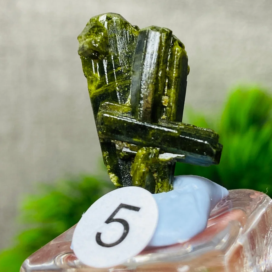Epidote Crystal Healing Gemstone Natural Metaphysical Rock for Energy Healing Reiki Decorative Mineral Specimen